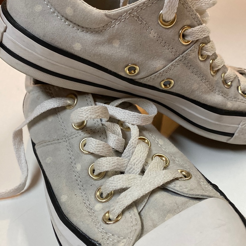 Converse All-Star low sz 7 light gray w/polka-dots, adorable! Gold accents! EUC!